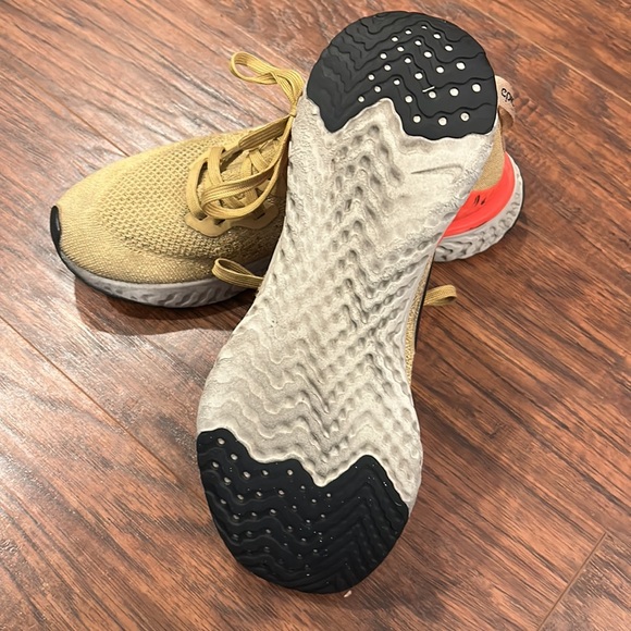 Nike epic react flyknit 2 running shoes size 9 - Picture 2 of 3